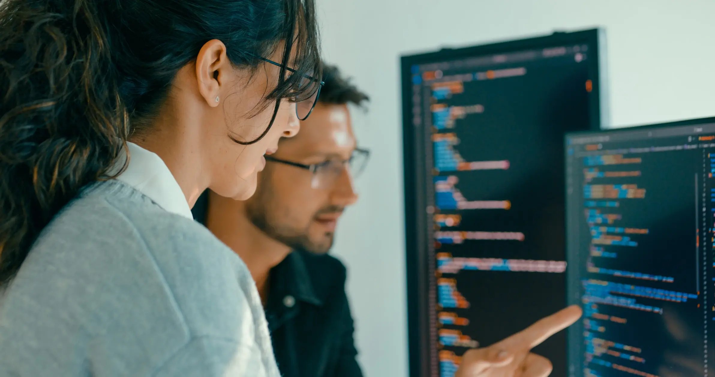 IT-Team vor einem Laptop