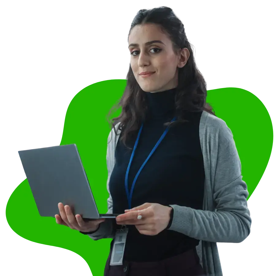 Frau mit Laptop in der Hand
