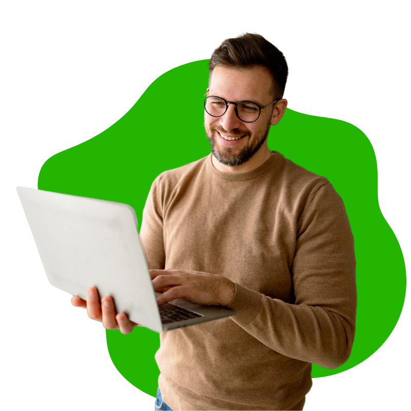 IT-Manager mit Laptop in der Hand